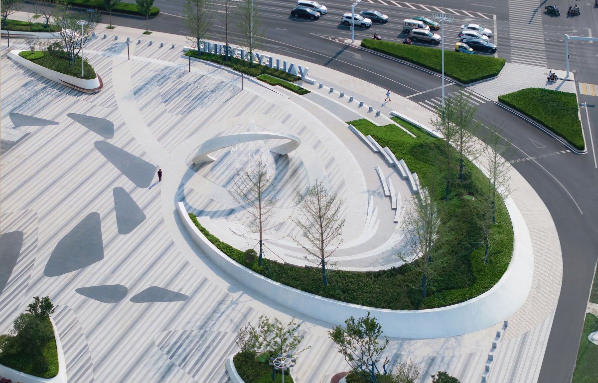 Archello's tweet image. Wind Plaza in Weifang designed by HID Landscape Architecture, integrates urban design with nature, inspired by the city’s “wind” identity. 
buff.ly/4fGEs5x

#SustainableUrbanDesign #LandscapeArchitecture #PublicSpaces