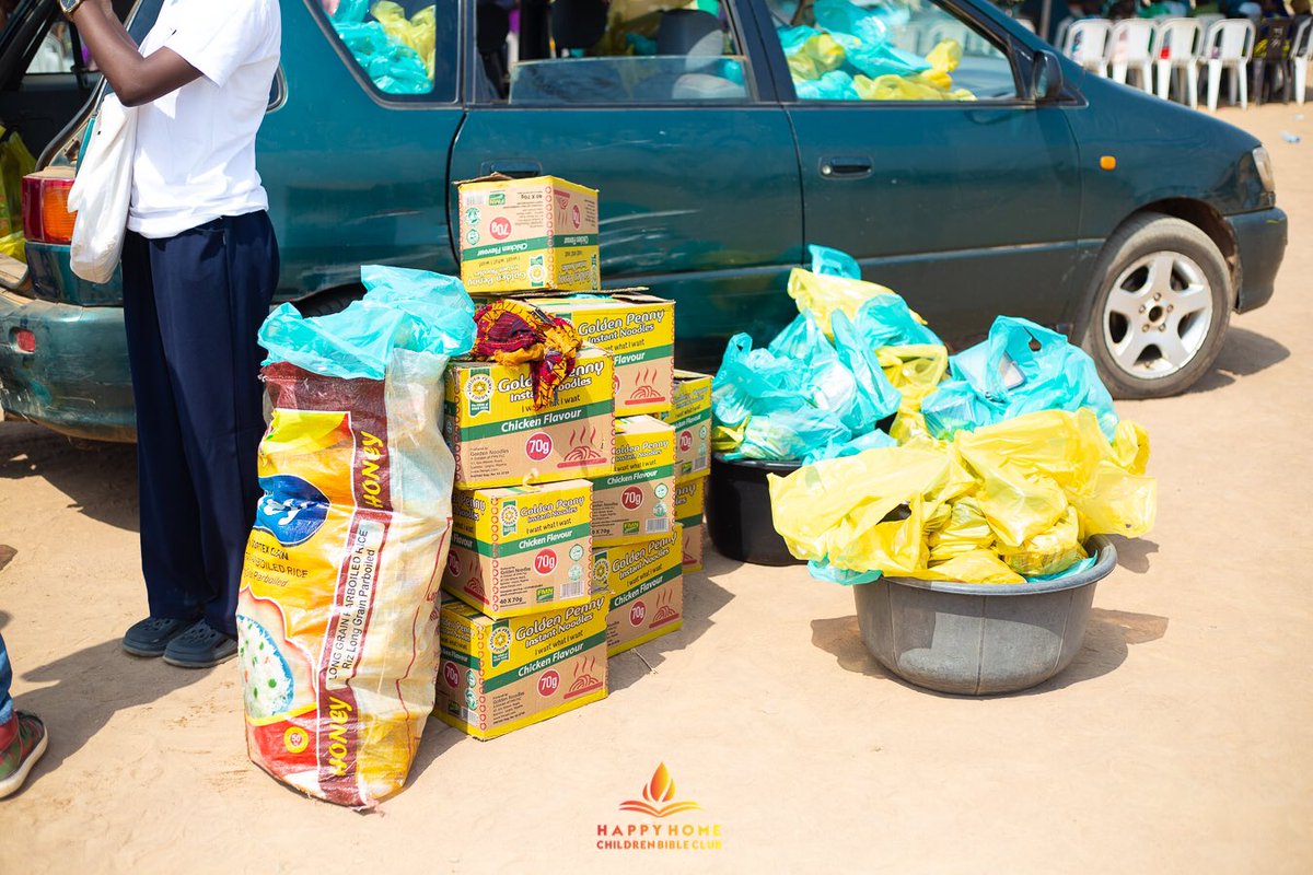 florencetuyi's tweet photo. On the 15th of December, I organized a Christmas party through my organization, Happy Home Children Bible club for children in a low income community in Ogun state. Where we fed over 500 children and 50 adults, gave out raw food materials and lots of gifts. https://t.co/4lPnUlaF8W