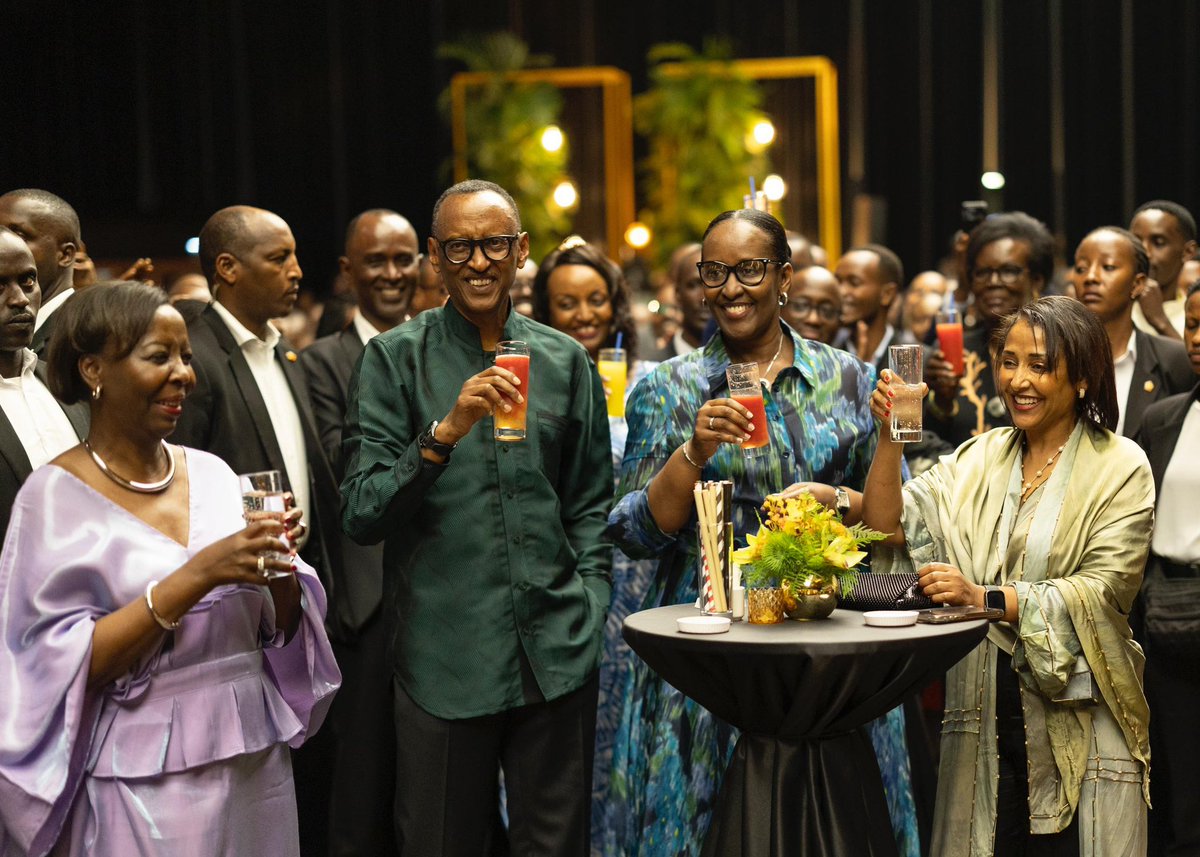 UrugwiroVillage's tweet image. President Kagame and First Lady Jeannette Kagame hosted thousands of Rwandans from across the country for the annual end of year celebration.