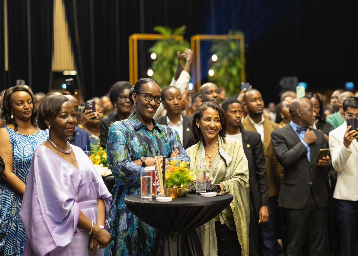 UrugwiroVillage's tweet image. President Kagame and First Lady Jeannette Kagame hosted thousands of Rwandans from across the country for the annual end of year celebration.