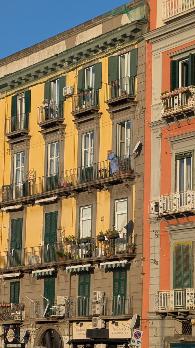 Beatitudine in vestaglia celeste