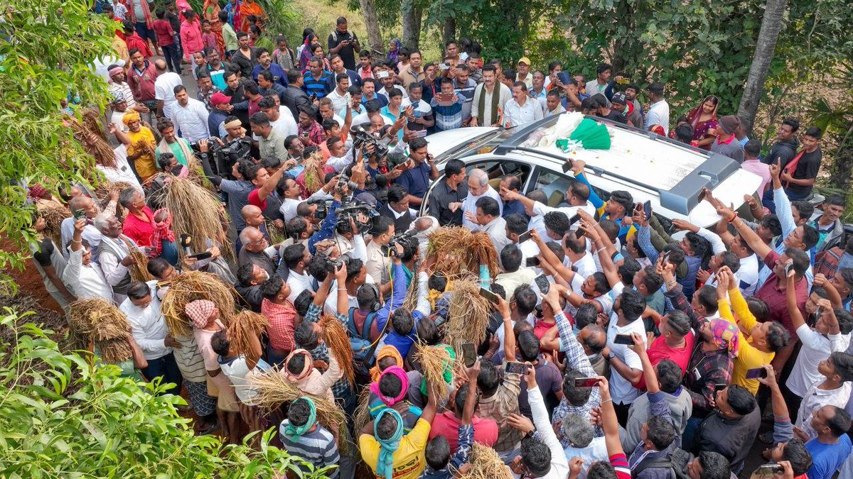 Naveen_Odisha's tweet photo. ଚାଷୀଙ୍କ ଦୁଃଖ ଅସହ୍ୟ ହେଉଛି, ଅଦିନିଆ ବର୍ଷା ଚାଷୀଙ୍କ ଫସଲ ଉଜାଡ଼ି ଦେଇଛି। ପୁରୀ ଜିଲ୍ଲା ଗସ୍ତରେ ସତ୍ୟବାଦୀ ଅଞ୍ଚଳର ଚାଷୀଙ୍କୁ ଭେଟି ଦୁଃଖ ବୁଝିଲି। ଏପରି ଅସମୟରେ ବିଜୁ ଜନତା ଦଳ ସେମାନଙ୍କ ସହ ଦୃଢ଼ତାର ସହ ଠିଆ ହୋଇଛି। #Puri  #BJDWithOdisha https://t.co/z7RxgLAXCr
