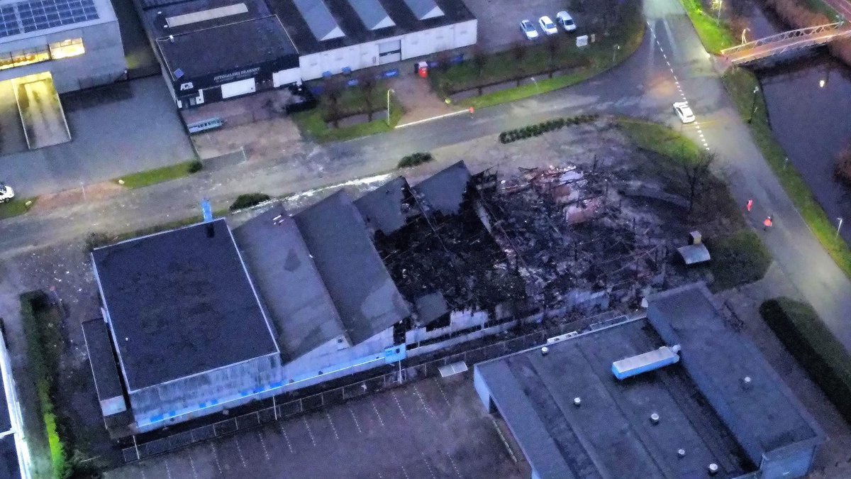 Robbert_15's tweet image. Dank zij Airpro Waalwijk zichtbaar dat er weinig over is van het pand, #waalwijk #schoenmuseum