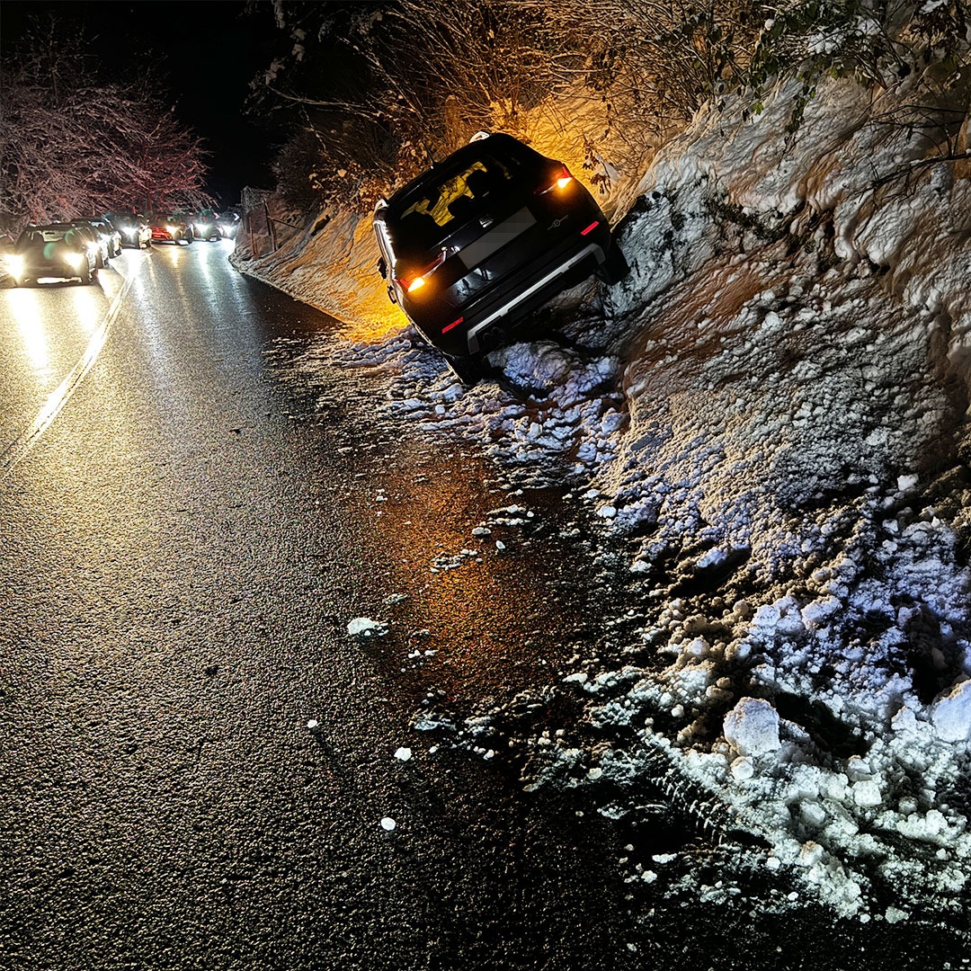Ein 59-jähriger Autofahrer kam gestern um 17:00 Uhr auf der Brünigstrasse in Lungern von der Strasse ab und prallte gegen einen Felsen. Der Atemalkoholtest zeigte 0,82 mg/L. Der Führerschein wurde abgenommen. Keine Verletzten. Abschleppdienst &amp; Kantonspolizei Obwalden im Einsatz.