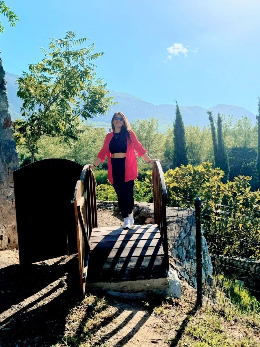 Bugün 2025'i kollarımızı açarak karşılamak için derslerle ve anılarla dolu bir 2024'e veda ediyoruz.Hangi yıla girersen gir, mutluluk hep seneyedir..Biz bu günün değerini bilelim.Tüm hayallerinizin gerçekleşmesi için en iyi dileklerimle!
☕️🎄🎊🎶 2025 güzelliklerle gelsin ☕️🎄🎊