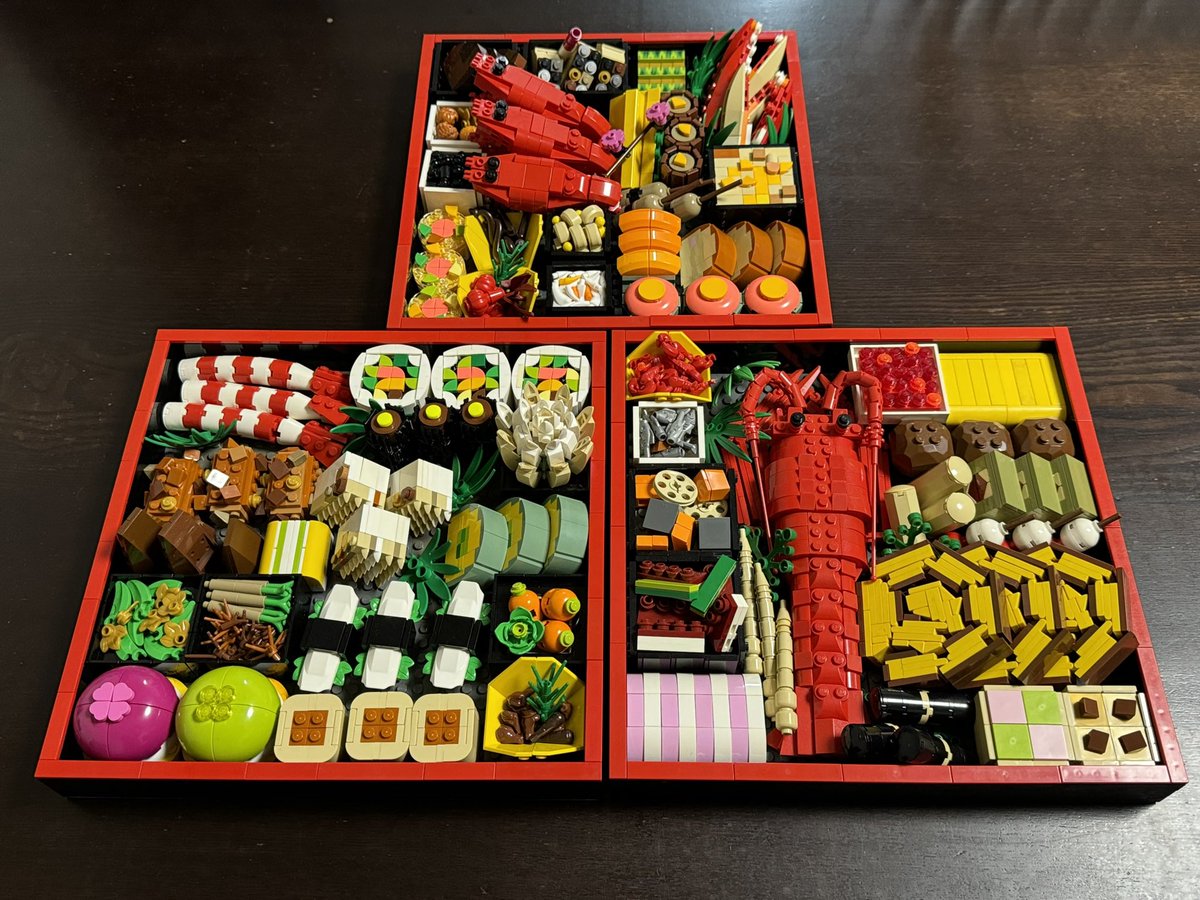 Hirate2's tweet photo. LEGOおせち昨年の2段重化に続いて今年は3段目が完成。さすがに3段ともなるとそれなりのボリューム感。今からこいつを眺めながらお蕎麦すすろw

#LEGO #レゴおせち #おせち料理 #3段で打ち止めにしよう https://t.co/ajGxyirEHN