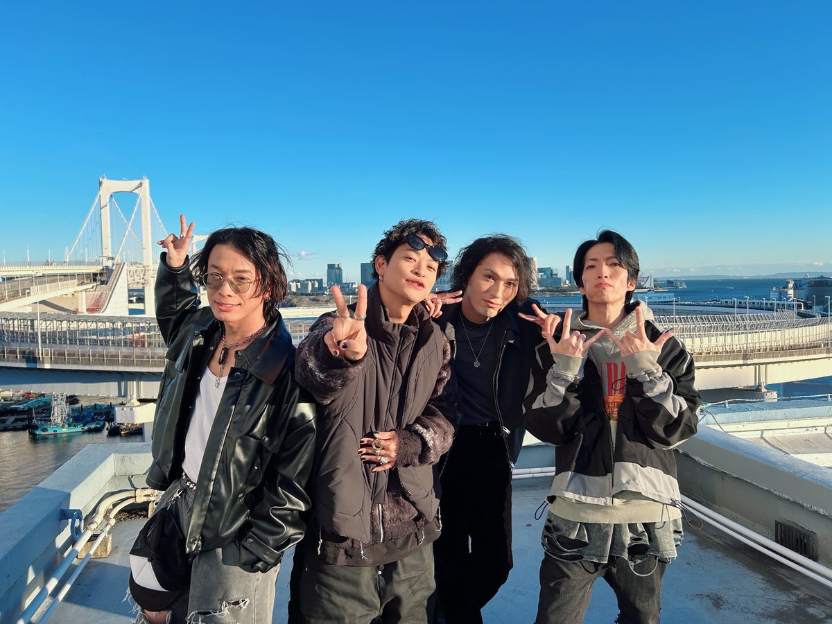 【HAPPY NEW YEAR】

明けましておめでとうございます！
昨年は本当にありがとうございました。
今年はこの感謝の気持ちをお返しできるよう、真摯に活動を続けて参ります。
まずはAlterGeist0000 TOURでお会いしましょう！
本年も何卒よろしくお願いいたします🎍