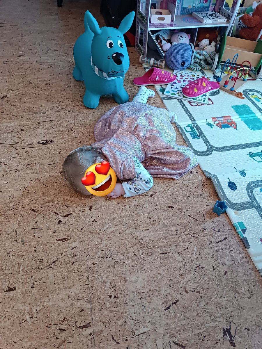 JutranjaK's tweet photo. Žurka za prvo svečko uspela! 🤪🥳 https://t.co/hUFjeAf27x