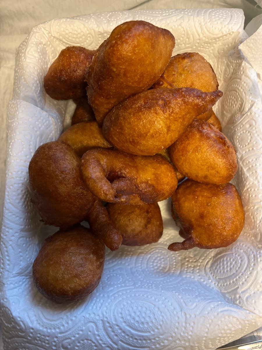 We zijn weer lekker op dreef! #oliebollen #traditie nog maar 100 te gaan 😜