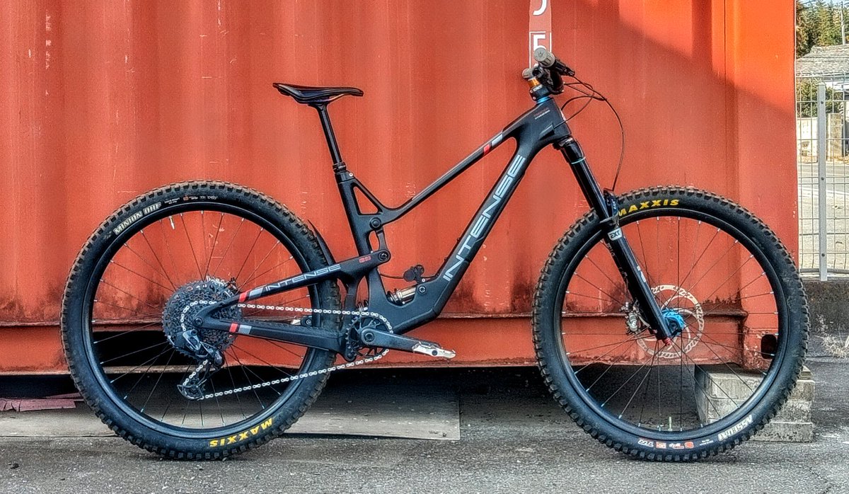 OVERRIDES_MTB's tweet image. 2024年最後の納車。INTENSE_TRACER29 。完成車購入からフレームを抜き取り、パーツ類を今まで育てたバイクから移植、リアショックはEXTをサイズ変更して組換え、さらに完成車のパーツは下取りで、これまたお得にハイスペックバイクを御提供出来ました！最高のライドのお供に！
#INTENSE_TRACER29
#EXT