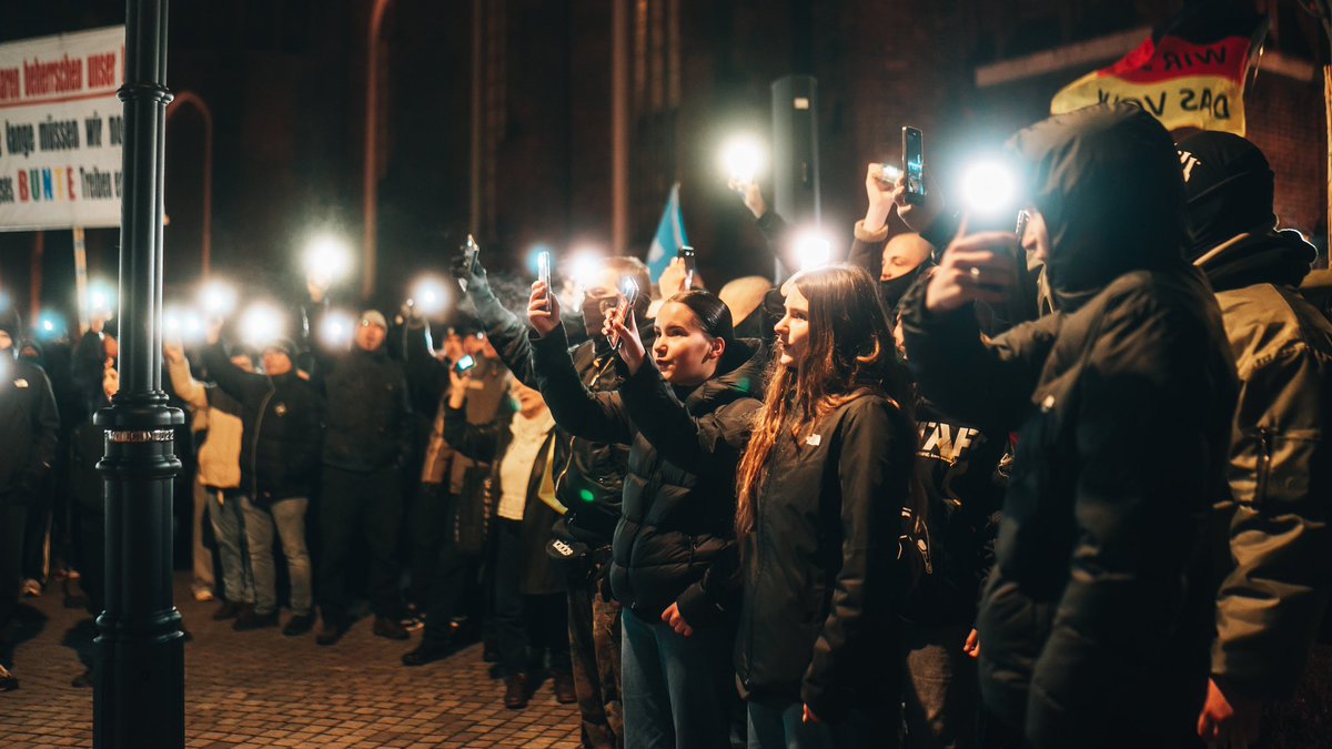 📣🪧 Schiebt sie ab &amp; macht die Grenzen dicht!

Unsere Grenzen müssen endlich geschützt werden und wir brauchen eine konsequente Rückführungspolitik für illegale, kriminelle und unseren Sozialstaat belastende Ausländer.

Dafür sind wir gestern auf die Straße gegangen. Großes