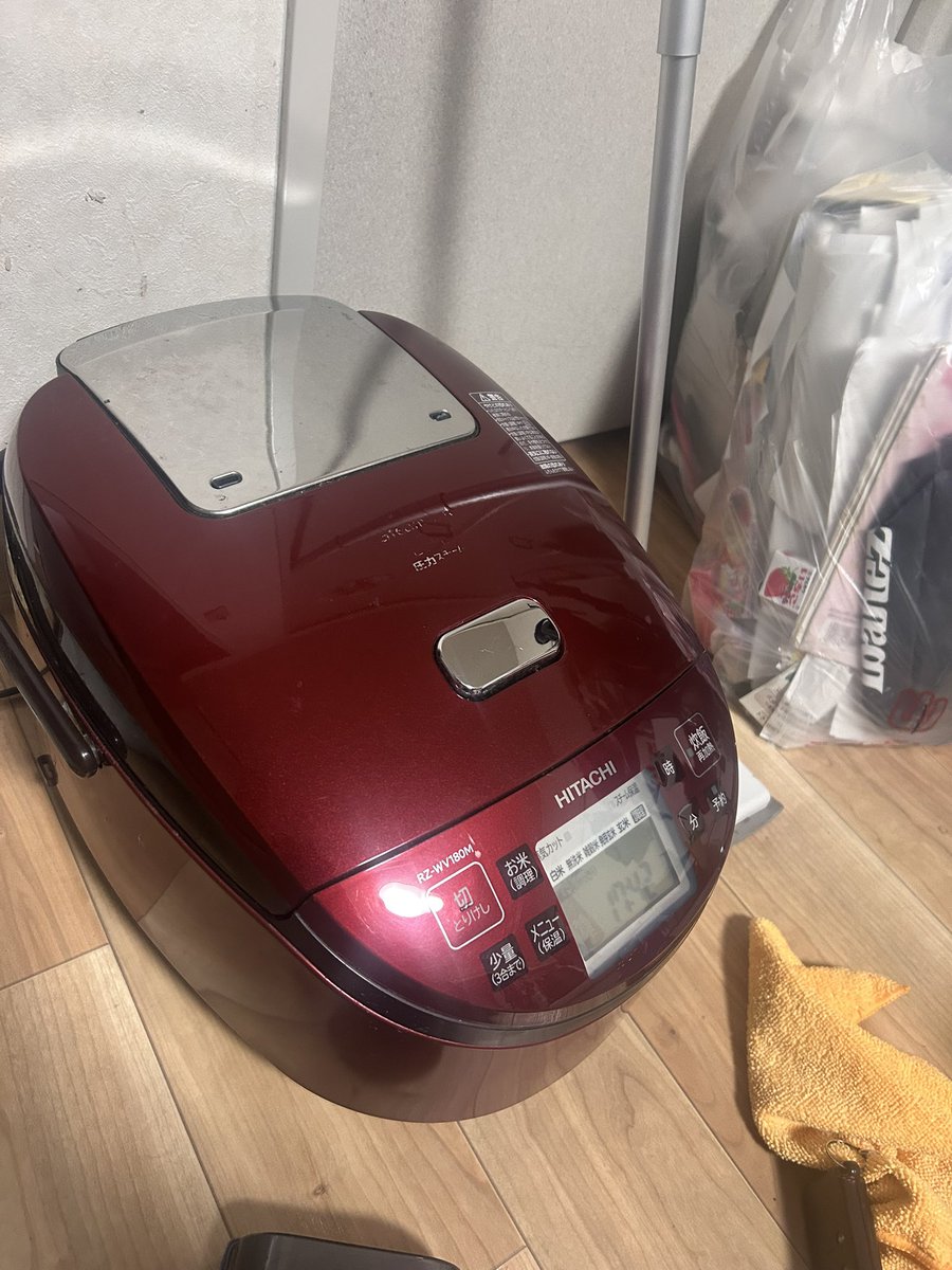 kuraina__GDB's tweet image. 年末ということで炊飯器のワックスがけもしました。結構違う？