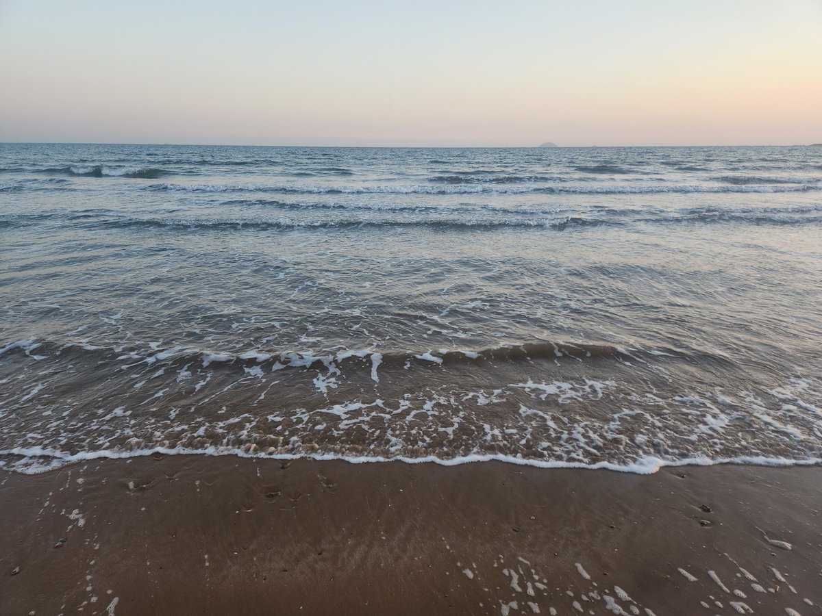 时间的脚步从不停歇，这片海在千百年前迎接过同样的朝阳。过去一年，或许我们有过遗憾，也有过欢笑；有过拼搏，也有过迷茫。但正如这海浪，一次次冲刷沙滩，却永不停止。新的一年，是属于每一个人的全新机会。
愿新的一年，我们能像这海洋一般,愿每一次潮起潮落，都能带来新的故事与美好。新年快乐