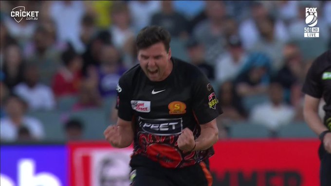 🚨 Jhye Richardson SEED 🚨  It's 6-35 at Adelaide Oval!  📹 Credits: Twitter/BBL