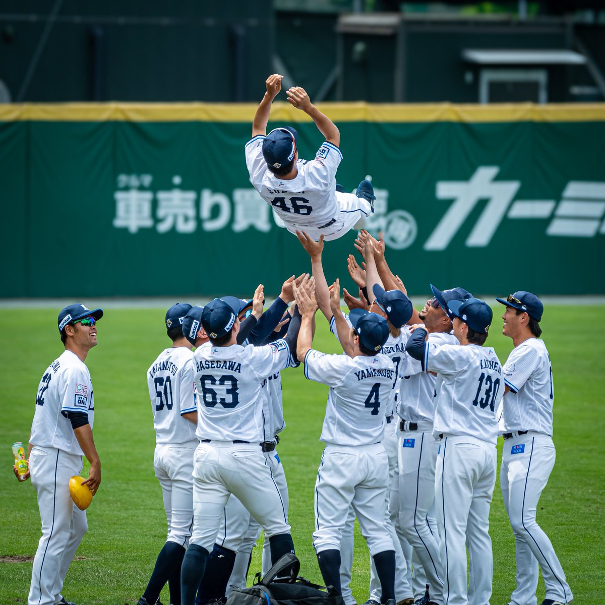 mr_heyhey46's tweet photo. 2024年もありがとうございました！
この番号、このユニフォームとはひとまずここでお別れです。
未来ではこの一年を笑顔で振り返れるように👍
皆様よいお年を👋

〜手術明け初昇格の時に何故か胴上げしてくれたみんなとの大好きな写真を添えて〜 https://t.co/Z1plcfXcWV