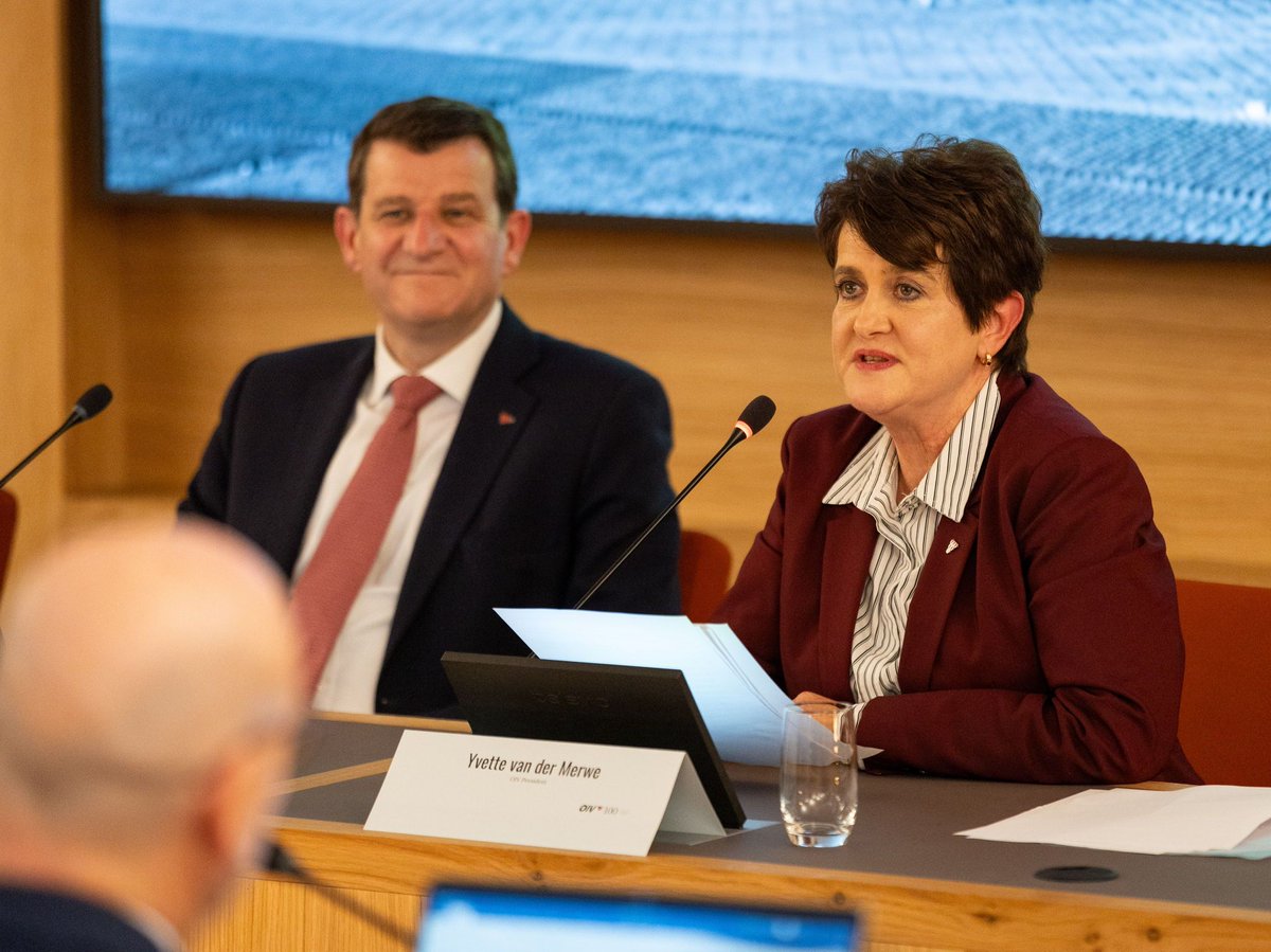 🌐 International Network of Vine and Wine Cities  
On 29 November 2024, President Yvette Van der Merwe listed 9 cities that had joined the international network of vine and wine towns during the OIV's centenary year.
Learn more: buff.ly/3BQyAsk 
📸 Baptiste Paquot_OIV