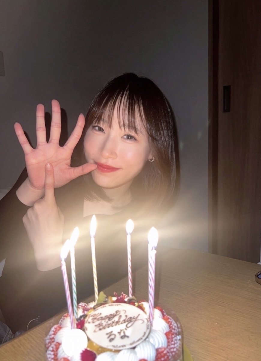 lunachi____'s tweet photo. 1日過ぎてしまいましたが、
昨日で26歳になりました🌛

相変わらず手がでかくて人間って変わらないんだなーって思いました。?

今年の目標は「食生活を改める!」です
ステキな大人になる為に頑張ります🥗 https://t.co/gt5vzCw9sK