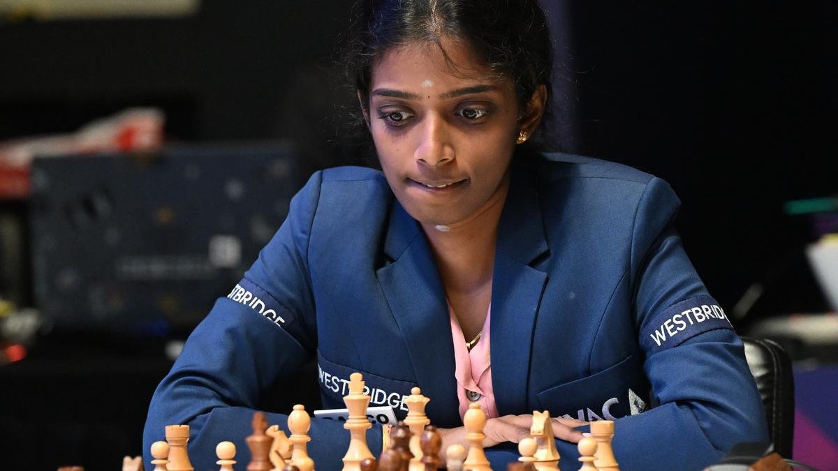 DDNewslive's tweet image. #Vaishali wins #WorldBlitz finals qualifier 

Russian Kateryna Lagno came closest to Vaishali, scoring 8.5 points, while the remaining six qualifiers finished with an identical 8 points. Despite meeting the points criteria, #Humpy was eliminated due to the worst tiebreaker,…