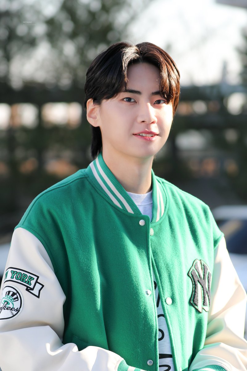 morehappinessJH's tweet photo. 241223 
올한해도 수고많았구 행복한24년 만들어줘서 고마워
우리 내년에도 함께하자 마니마니사랑해🫶
#이진혁 #LEEJINHYUK #브이태양 https://t.co/RN97z8UZQ6