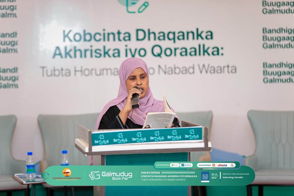 GlmudugBookFair's tweet photo. Wiilo Dahir Hassan, author of Maaweel, presented her book to participants at the Galmudug Book Fair. The book explores Somali childrenโs folklore and storytelling traditions.
#GBF24 #Akhris #Qoraal #Horumar #NabadWaarta https://t.co/lqczLUcOED