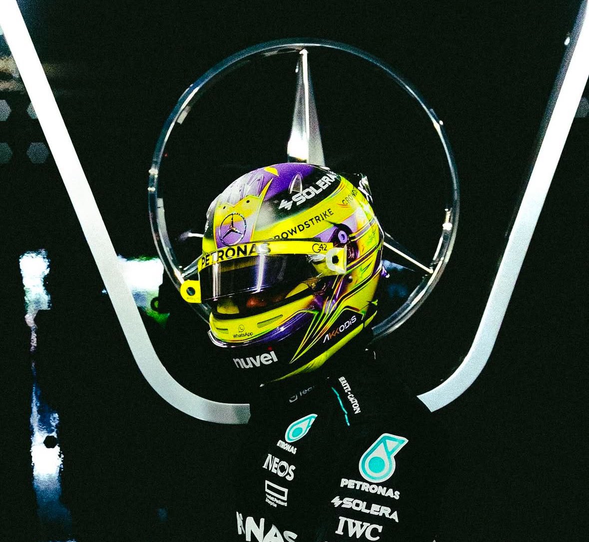 44britcedes's tweet photo. it's the last day of Lewis Hamilton being a Mercedes driver. 🩶 https://t.co/oudT0sWa6w