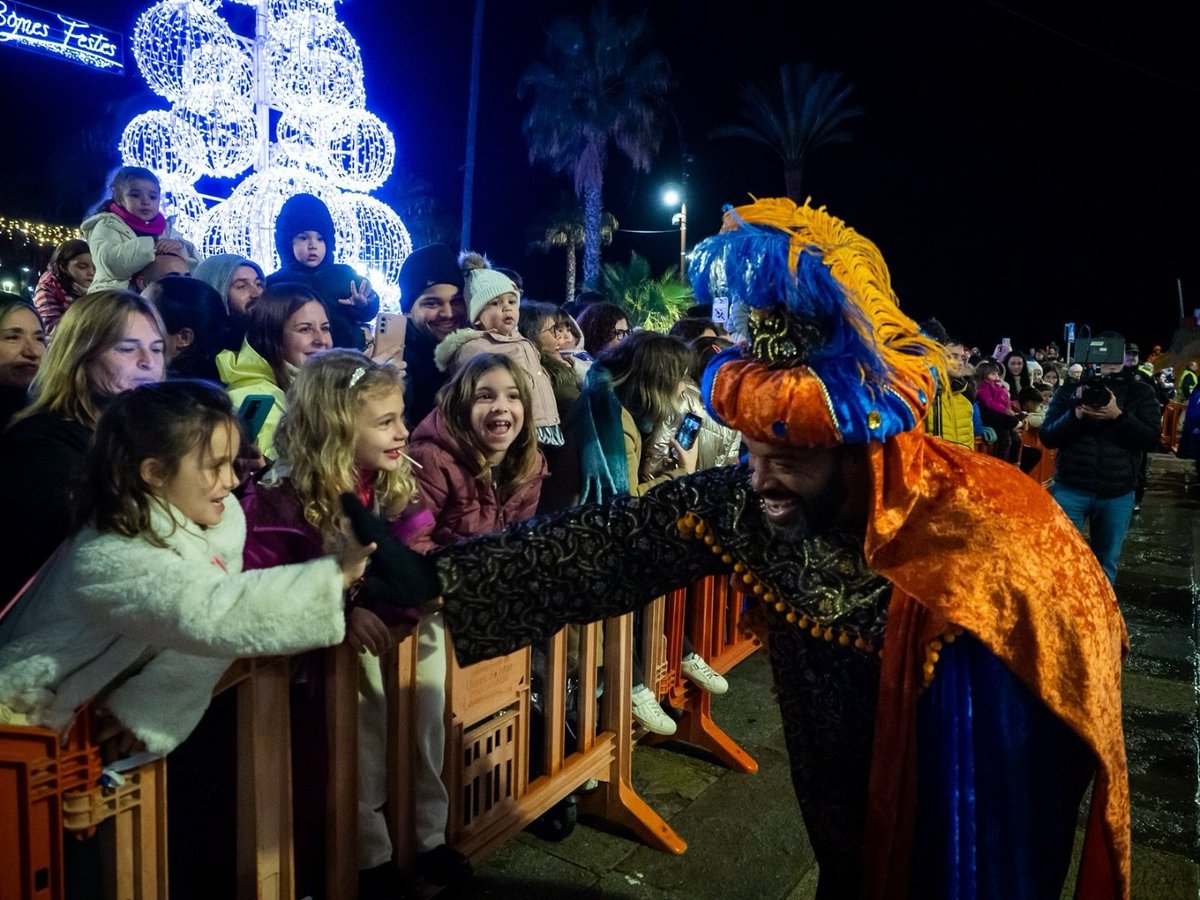 👑♿ Aquest any, l’arribada dels Reis d’Orient a #LloretdeMar serà més inclusiva!

✨ Espai reservat per a persones amb diversitat funcional i fins a 3 acompanyants, amb prioritat d'accés a la haima dels Tres Reis.

🎫 Recull el braçalet a <a href="/El_Puntet/">El Puntet</a>