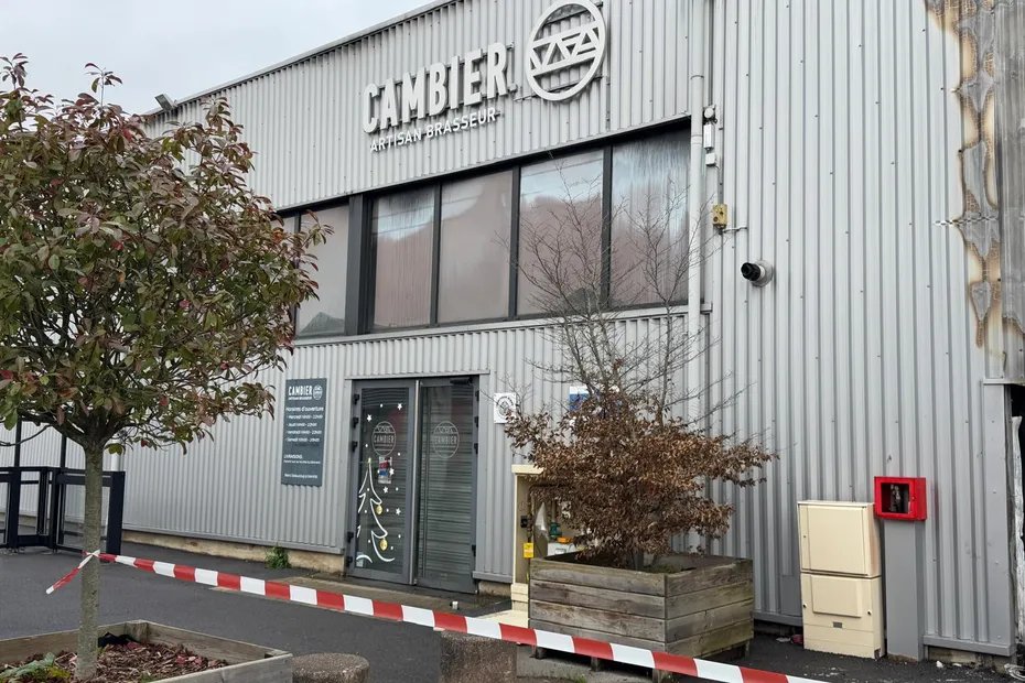 F3nord's tweet photo. Un incendie ravage la brasserie Cambier qui venait de fêter ses 10 ans, à Croix
https://t.co/geuwkxwdgD https://t.co/meoCs1OCG9