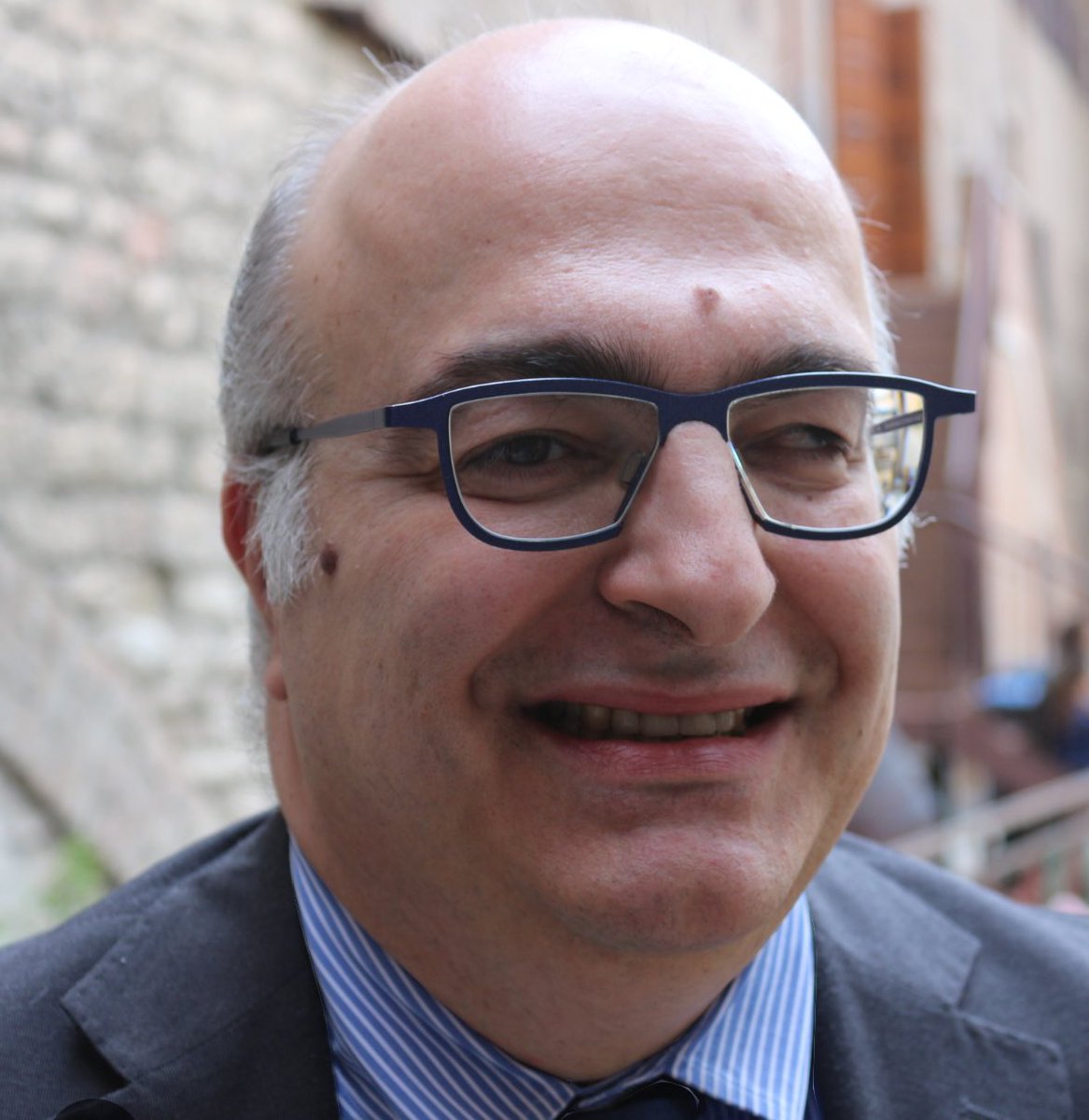 Credo di non essere l’unico a spegnere la tv o a cambiar canale quando appare lui ⬇️. Si inventa di tutto per perculare gli italiani. Fa prime pagine scandalose su Libero. Ma da lui non sentirete mai una parola sul 1/2 km. di coda di persone che a Milano non hanno 💶per mangiare
