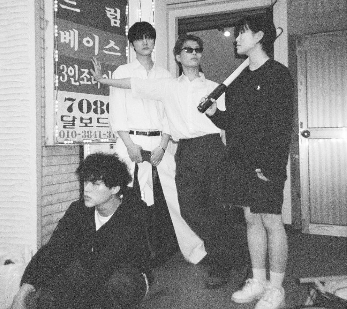 밴드 바보
가 뭐하는 팀이냐면 제가 바보라고 하는 게 아니고 정말 팀 이름이 바보고요 제 기억이 맞다면 언제였지? 아무튼 악뮤의 이찬혁군이 뺀드 할 사람 모집한다고 인스타에 올려서 결성된 팀입니다 슈밴 나왔던 신현빈군이 소속되어 있다네