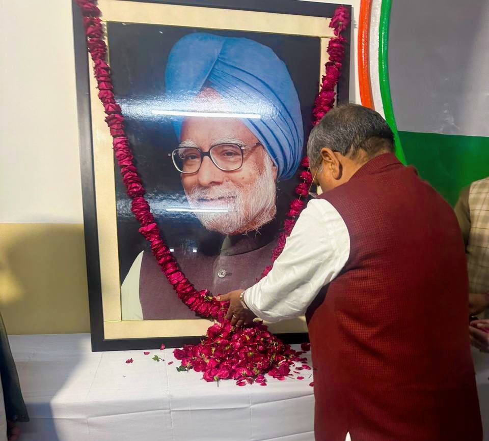 PrahladGunjal's tweet photo. आज राजस्थान प्रदेश कांग्रेस कमिटी के कार्यालय में पूर्व प्रधानमंत्री डॉ मनमोहन सिंह जी के लिए आयोजित श्रद्धांजलि सभा में शामिल होकर श्रद्धा सुमन अर्पित किए।
@INCRajasthan https://t.co/WtVhDceDS0