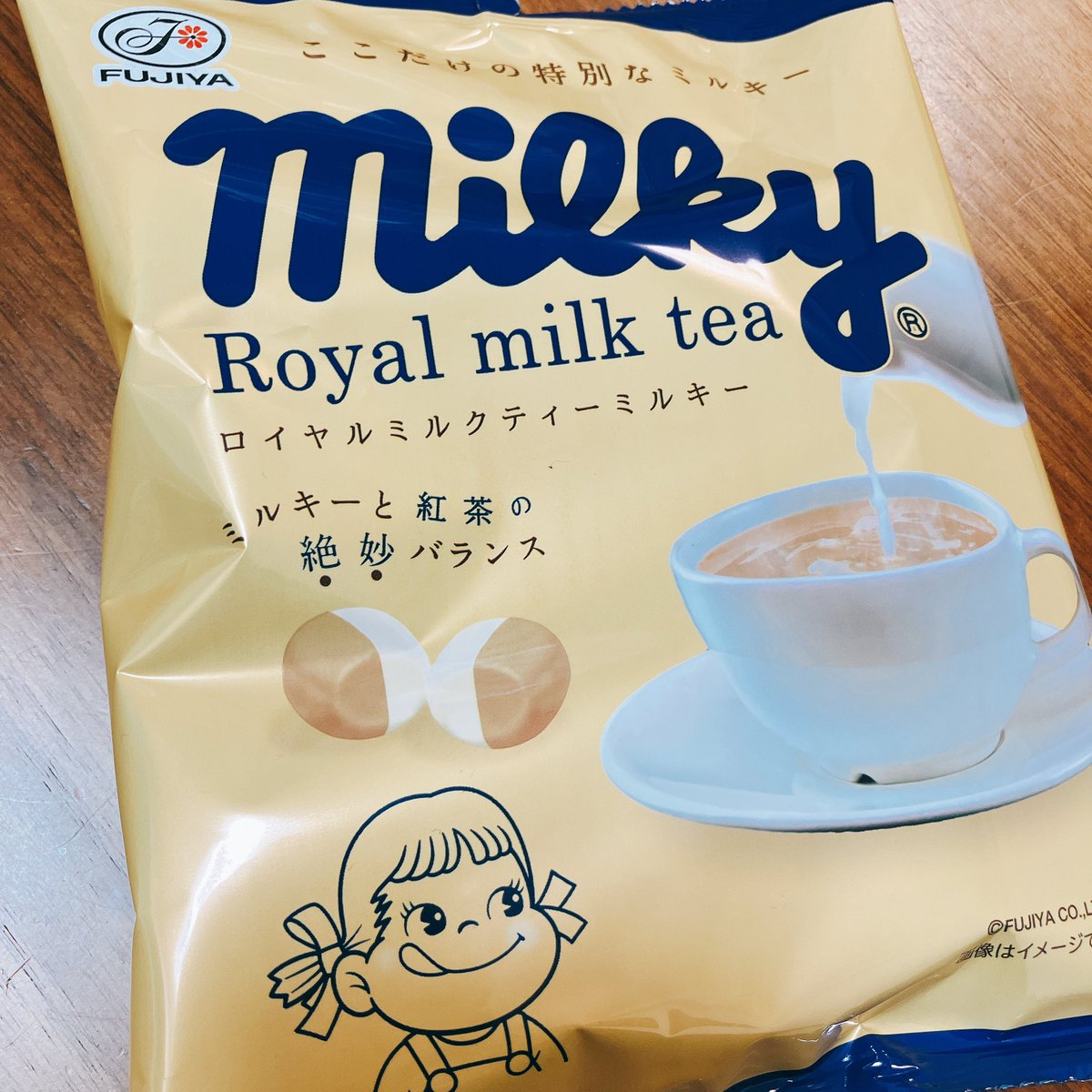 VMS_Room29's tweet photo. 年末年始なのでお菓子たくさん買いに行ったら見つけた #ロイヤルミルクティーミルキー 🫖
#魔女ジル❄️ #ROOM29 #紅茶系Vtuber https://t.co/y5mshhgYhH
