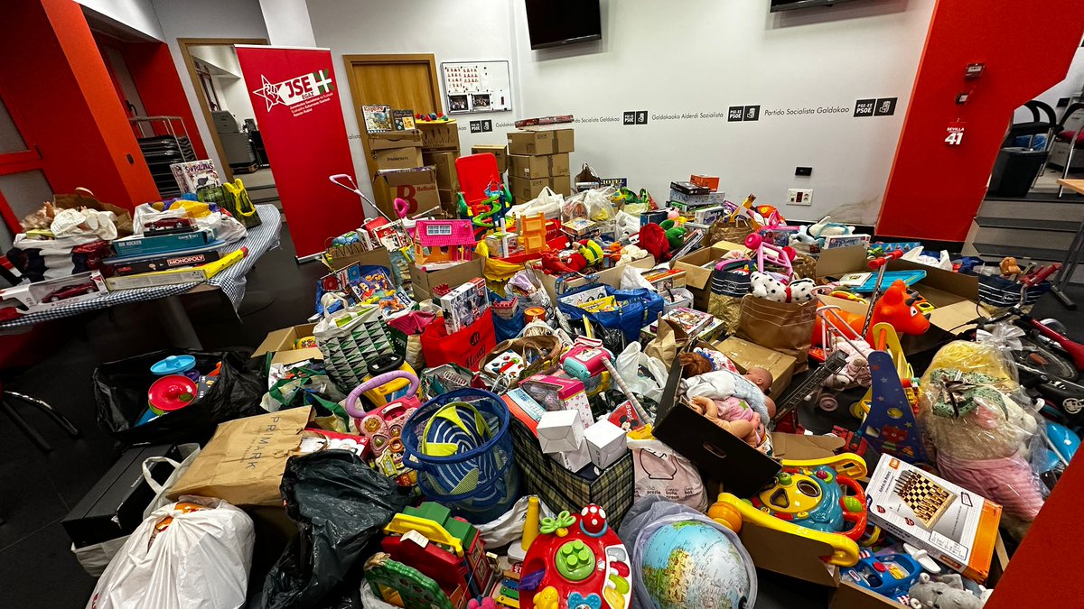 Ayer entregamos a <a href="/RedKoopera/">koopera</a> los kilos y kilos de juguetes donados en las recogidas solidarias que hemos organizado por los diferentes municipios vizcaínos

Nuestro objetivo, un año más: que ningún niño se quede sin regalo en estas fechas; que las navidades lo sean para todos 🎁