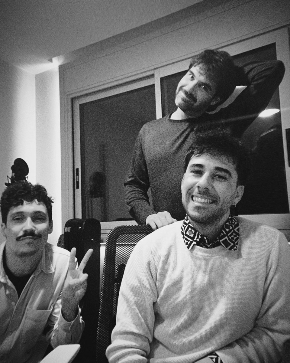 Anoche nos hicimos estas fotos. 

Para recordar que tal día como hoy nos juntamos los tres.

Y una buena botella de ron + unas pizzas para escuchar, una por una, las canciones de un futuro disco. 

Sin prisa.

Esperamos que 2025 sea aún mejor que este 2024

Feliz año, queridxs.