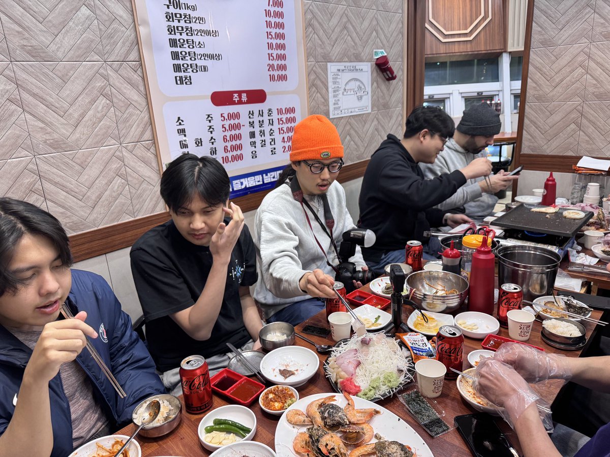 End of year dinner with the valo team. 
Just getting started. 
King Crab coming up🔥