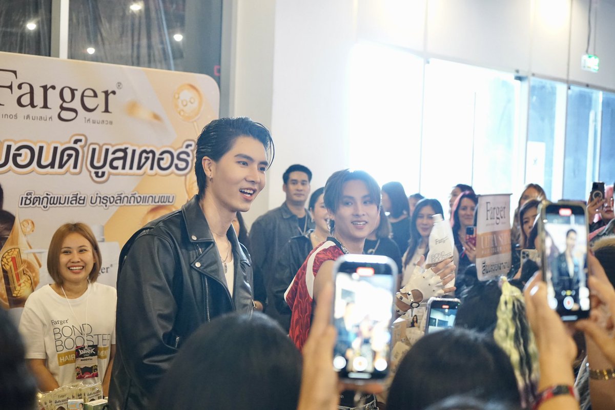 Fargerthailand2's tweet photo. Surprise!! น้อง JJay-Bump มาร่วมแจกของที่หน้าบูทฟาร์เกอร์ แจกไม่ยั้ง ละลายกันยังครับพี่สาวว 🤗
#BeOnCloudLOUDandROCK https://t.co/cwXzSvAEC9