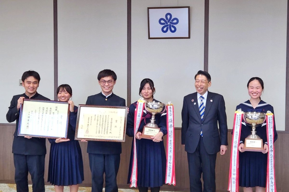 fukumomo_0127's tweet photo. 11月8日(金)
創作テレビドラマ部門にて全国優勝された福岡県立鞍手高等学校放送部の皆さんと一緒に、福岡県知事に朗読部門優勝を報告に伺いました❗
朗読も披露させていただきました😊
#第71回NHK杯全国高校放送コンテスト
#NHK杯
#Nコン
#N杯
#N71
https://t.co/VfeW5K9fad https://t.co/Imh8u5Ze22