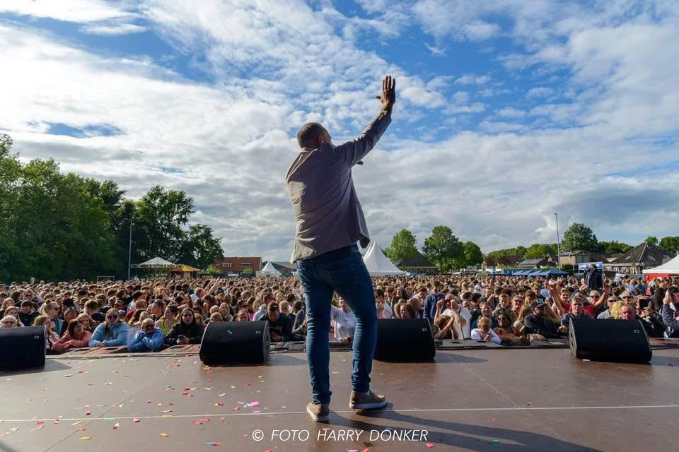 Bij deze wens jullie een prachtig en gezond 2025 toe, gevuld met warmte, vreugde en nieuwe kansen. Laat liefde en aandacht voor elkaar centraal staan in alles wat we doen. Samen maken we er weer een mooi jaar van!
Veel liefs Joost 🍀🥂🎤