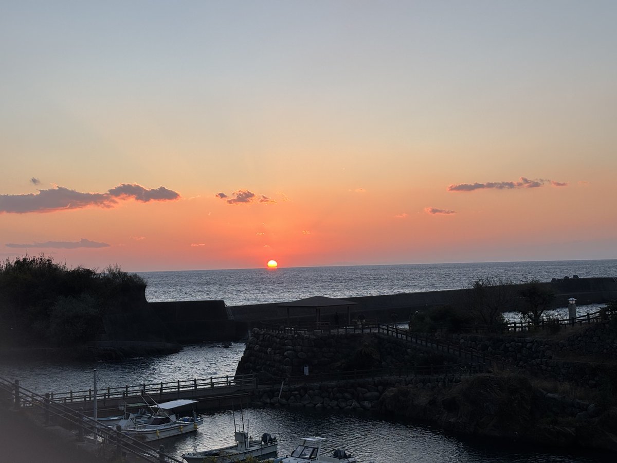 TEC_K's tweet photo. 2024年最後にだるま夕陽を拝んできました。最後にいい風景を見られたので今年一年いい年だったような気がする。 https://t.co/aSBUDyFYUZ