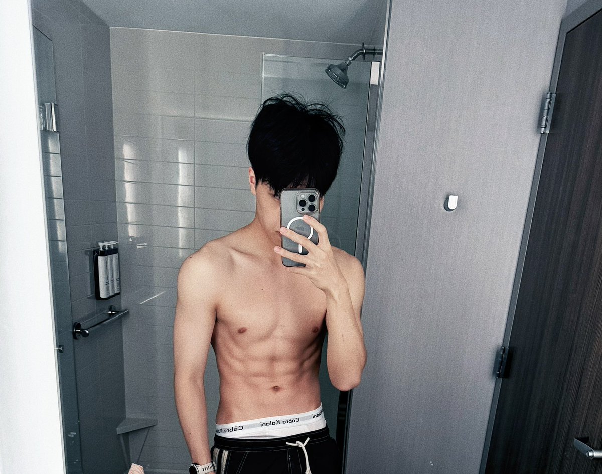 zuochen552's tweet photo. 跨年极限dd，上海top2男大，有腹肌，找人一起吃饭玩玩，晚上可以一起happy，有需求dd😉 https://t.co/sek8DYzLZY