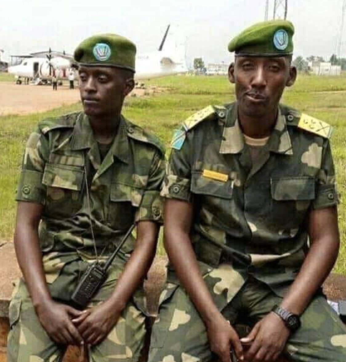 Ekilaaa's tweet photo. Cette fois, je ne pourrai pas écrire le nom des plus de 700 victimes Congolaises… elles sont trop nombreuses.

Il y a 26 aujourd’hui, Bizimana Karaha, Stanislas Muheto alias "shetani" et de nombreux éléments du RCD sous leurs ordres directs, ont organisé l’un des pires acte de génocide perpétré au Congo par le régime rwandais. 
À l’époque, Paul Kagame était Ministre de la Défense au Rwanda. Il contrôlait et organisait tout.

Cette nuit-là, plus de 700 personnes ont été fusillées, brûlées vives ou poignardées dans les 16 villages de Makobola. Parmi les victimes de cette boucherie - que le très rwandais RCD a tenté de présenter sans succès comme une action de défense - il y avait surtout des enfants, des personnes âgées et des femmes.

Les génocidaires du RCD qui ont perpétré le Massacre de Makobola- tous originaires du Rwanda et dont certains sont issus de familles rwandaises installées au Congo depuis 1960 - avaient pour objectif d’exterminer les populations autochtones des territoires d’Uvira, de Fizi et de Mwenga au Sud Kivu.

Le but, nous le connaissons tous, parce que depuis plus de 30 ans, il n’a jamais changé : contrôler et posséder les territoires congolais, ici principalement de Fizi et d’Uvira. Nous savons tous ce qu’il y a dans les sols de ce côté-là de notre pays…

Une semaine après l’horreur, dans la nuit du 6 au 7 janvier 1999, une centaine de personnes ont débarqué sur les lieux du massacre afin de jeter les corps dans une fosse commune : « De la chaux a été utilisée pour faciliter la décomposition des cadavres et des os ».

Les journalistes s’en souviennent.. durant plusieurs jours, ils ont été empêchés d’accéder au site. Seuls les militaires rwandais ou d’origine rwandaise pouvaient pénétrer la zone.
Paul Kagame, derrière cette énième organisation d’extermination, se sert de récits de « comédiens-aventurier » comme Patrick de St Exupéry, qui écrit des romans de voyage, pour remettre officiellement en question des centaines de témoignages ainsi que plusieurs dizaines de rapports scientifiques effectués sur les lieux par des organisations locales et internationales juste après les faits. 
Comme dirait @PatrickMbeko, ces manipulations de l’Histoire et de la vérité ne résistent pas à l'épreuve des faits.

Vous voulez savoir ce que deviennent les principaux auteurs du Massacre de Makobola ?

Paul Kagame est Président du Rwanda depuis 2000… Dès 2019, alors que tous les détails de ces nombreux massacres de masse étaient déjà largement connus et documentés, il a été reçu plusieurs fois sur un tapis rouge ... chez nous... par le Président.

On n’a clairement pas demandé à la population de Makobola ce qu’elle en pensait…

Bizima Karaha a été reçu le 10 novembre 2022 par Félix Tshisekedi avec d’autres amis sanguinaires. Pour ceux qui ont oublié son histoire, il fut ministre des affaires étrangères pendant 2 ans sous Kabila avant de se retourner contre lui et d’intégrer le mouvement des criminels du RCD. En 2011, on le voit dans la délégation de l’Union Africaine du Kenyan Raila Odinga pour gérer la crise ivoirienne (relisez deux fois pour bien le croire). Il vivrait maintenant principalement en Afrique du Sud « où il posséderait un important cheptel ».

Concernant Stanislas Muheto - celui qui a massacré de ses propres mains à Makobola en 1998 alors qu’il était chef des opérations - il a été désigné Commandant Régiment des FARDC à Lulimba, dans le territoire de FIZI au Sud Kivu en 2022... sous Félix Tshisekedi.
L’une des raisons pour lesquelles on l’appelle « shetani », c’est que ce sanguinaire d’origine rwandaise a vécu à Makobola. Il a donc massacré sans scrupule ces familles qui l’ont vu grandir.

Il y en a d’avantage, mais citons quelques autres massacreurs de Makobola dont certains sont toujours aux affaires : John Kayijaho, Gabriel Seba, Gadi, Kagabo,…

N’oublions jamais leurs noms.

La justice, la vraie, celle qui ne sera pas instrumentalisée par les intérêts des puissances occidentales qui tirent les plus gros bénéfices du Génocide Congolais pour les minerais, le @genocost ; fera un jour son travail…

TO KO BOSANA TE

Voici quelques photos au cas où vous les croiseriez dans la rue en train de se balader calmement...