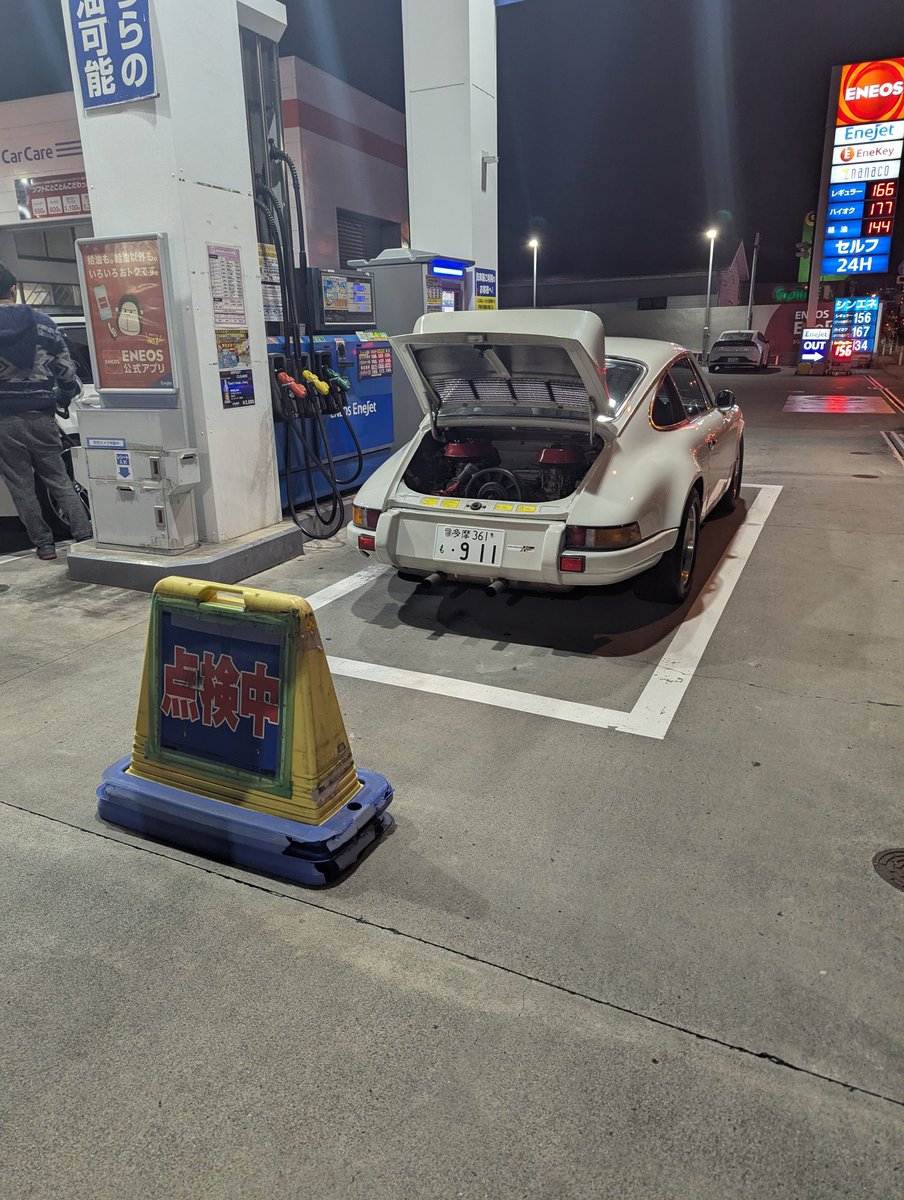 86が横にいる。
横に彼女を乗せているようだ。

かたやこちらはどうだ。

昭和とガソリン臭する車内。
半世紀前の車、エアコンレス、快適装備なし。
合法触媒ストレート直管マフラー。
ドM仕様。

ぼろ負けではないか。
私は静かに涙を拭き、エンジンを掛かける。掛からない。被った。クソ。