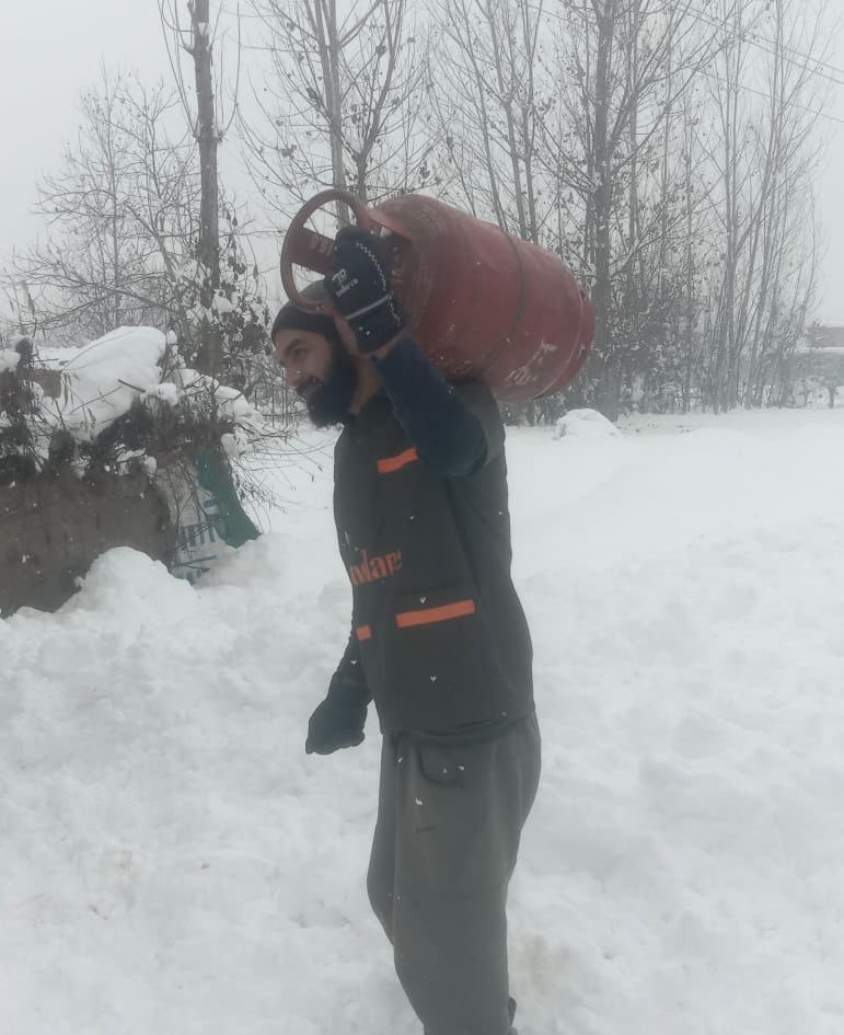 Hardeep Singh Puri (@hardeepspuri) on Twitter photo चूल्हा जलता रहेगा,
देश बढ़ता रहेगा!
A picture from Anantnag in Jammu & Kashmir.
Despite biting cold and snowfall, foot soldiers of India’s energy sector ensure LPG supply to every kitchen.
Salute to the determination, hardwork and resolve of our delivery team.
<a href="/narendramodi/">Narendra Modi</a> चूल्हा जलता रहेगा,
देश बढ़ता रहेगा!
A picture from Anantnag in Jammu & Kashmir.
Despite biting cold and snowfall, foot soldiers of India’s energy sector ensure LPG supply to every kitchen.
Salute to the determination, hardwork and resolve of our delivery team.
<a href="/narendramodi/">Narendra Modi</a>