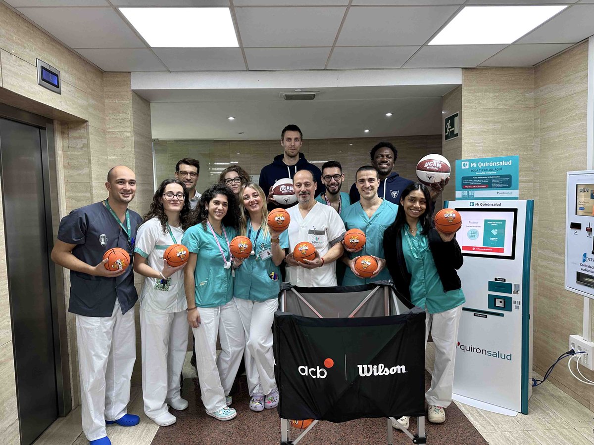 Dos jugadores del <a href="/UCAMMurcia/">UCAM Murcia</a> han visitado el Hospital Quirónsalud Murcia para llevar regalos y expresar palabras de ánimo a los pacientes ingresados en el centro durante las fiestas navideñas s.mtrbio.com/cmbombgidp