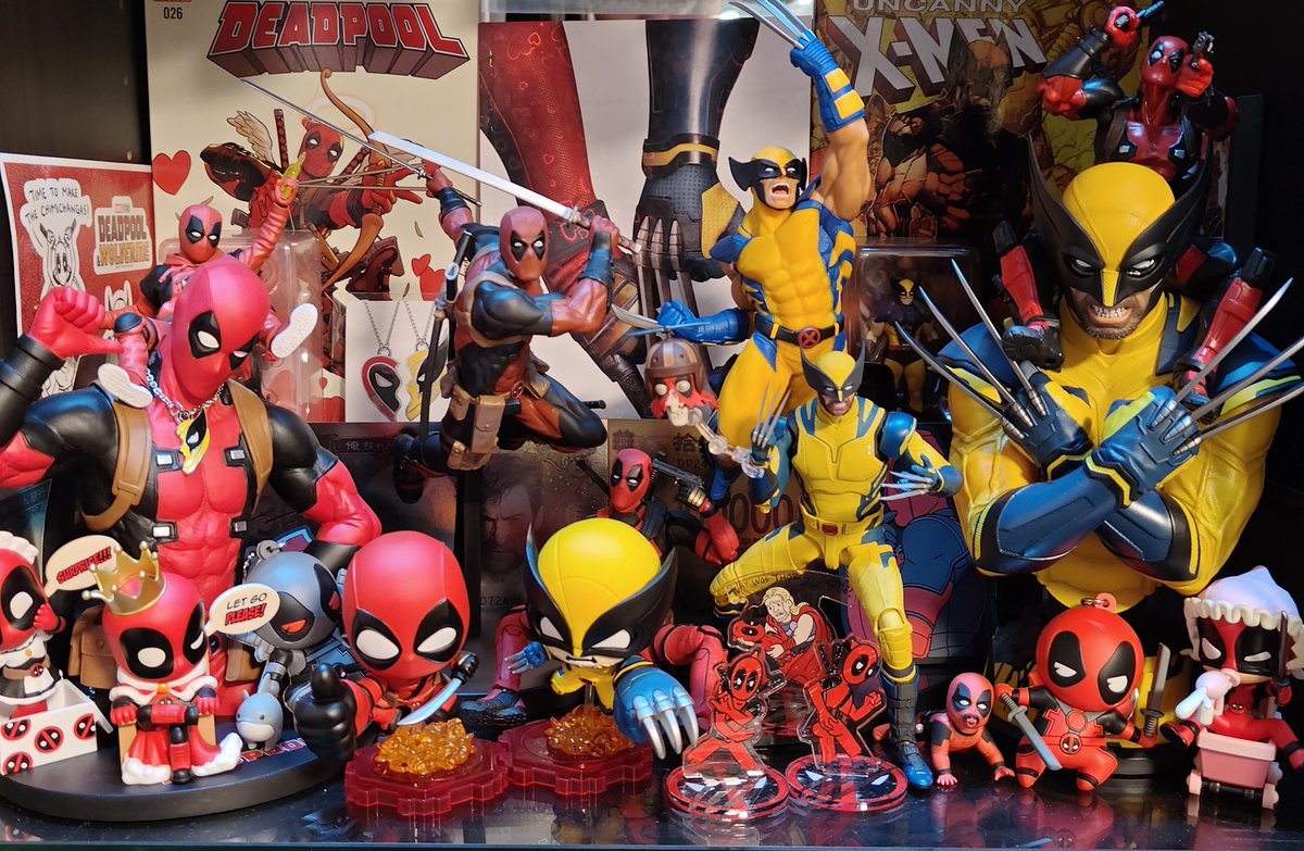 mikako59's tweet photo. 今年最後にフィギュアアーツのデッドプールとウルヴァリンが届いたので棚に足してとても賑やかになりました。 https://t.co/VIiq4yqiil