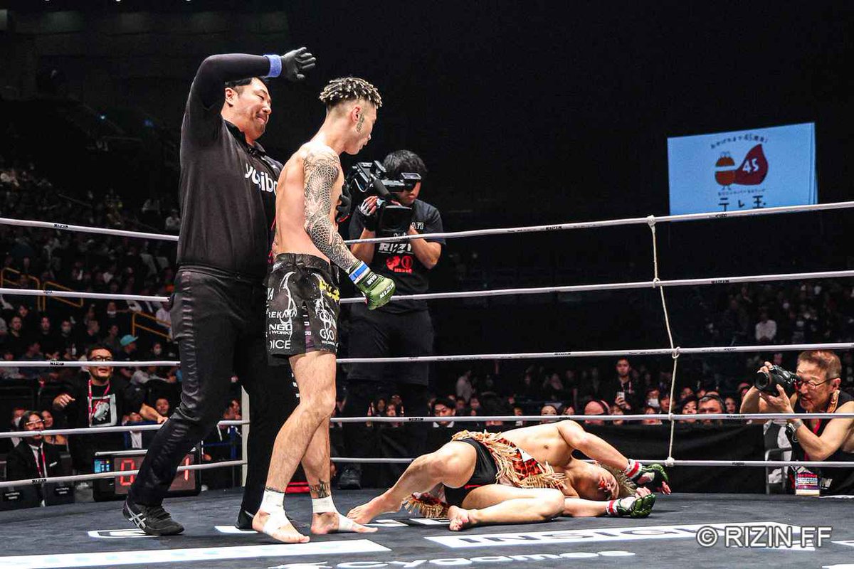 Tatsuki_MB's tweet photo. 剛毅の左突き

来年もみんな応援よろしく😁🤘🔥
良いお年を！

#RIZIN #来年５月ヒロヤ処刑 #赤田も勝ちました https://t.co/TSRxixBaDv