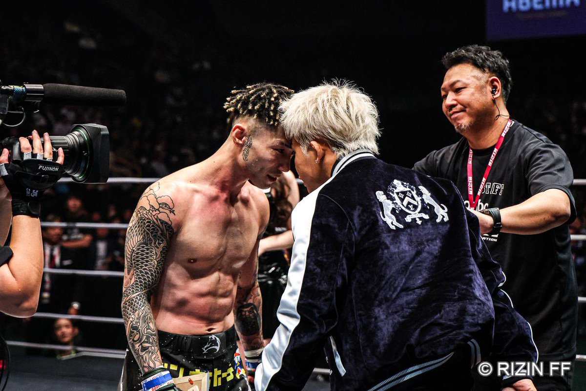 Tatsuki_MB's tweet photo. 剛毅の左突き

来年もみんな応援よろしく😁🤘🔥
良いお年を！

#RIZIN #来年５月ヒロヤ処刑 #赤田も勝ちました https://t.co/TSRxixBaDv