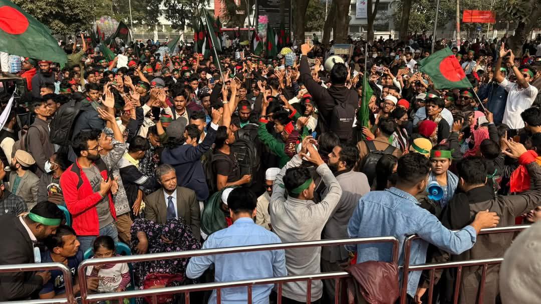 Bangla__deshi's tweet image. বৈষম্যবিরোধী ছাত্র আন্দোলনের ডাকা ‘মার্চ ফর ইউনিটি’তে অংশ নিতে কেন্দ্রীয় শহীদ মিনারে জনস্রোত নেমেছে। দেশজুড়ে বিভিন্ন স্থান থেকে ছাত্র-জনতা ঢাকায় এসে শহীদ মিনার ও আশপাশে সকাল থেকেই সমবেত হয়েছেন, এলাকাটি পরিণত হয়েছে জনসমুদ্রে।

#Bangladesh #MarchForUnity