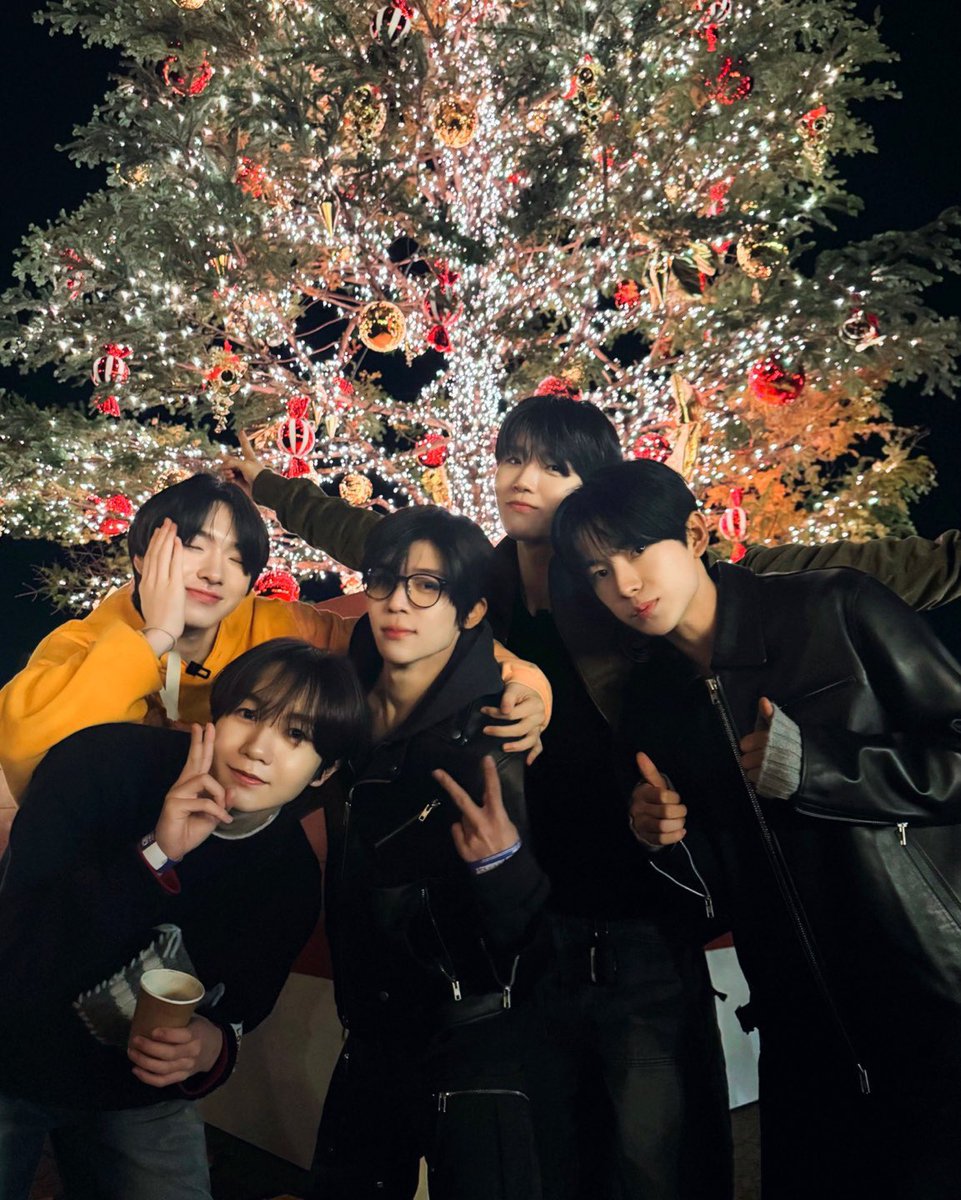 jaaeehee's tweet image. Silent nights, sparkling lights, and the magic of Christmas in the air.