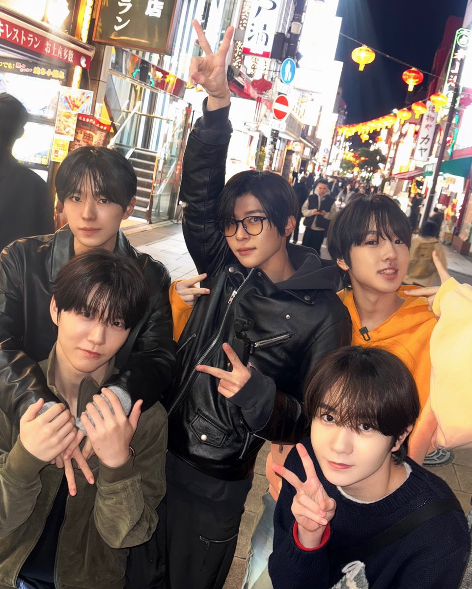 jaaeehee's tweet image. Silent nights, sparkling lights, and the magic of Christmas in the air.