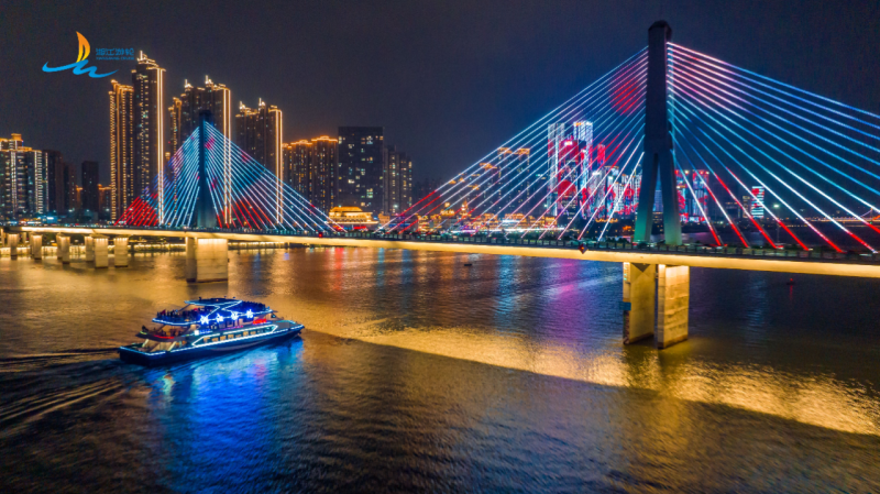 ChangShaDaily's tweet photo. If you come to China to enjoy waterway travel, please don't miss it! ☺️The Water Transport Bureau of the Ministry of Transport recently released a list of typical cases of China's high-quality waterway passenger travel routes. The #OrangeIsle Tourism #Wharf #Route from #Changsha City made the list. #ChinaTravel
https://t.co/2ZzFLPoTmH